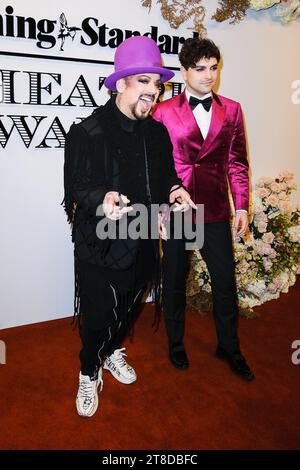 London, Großbritannien. Boy George und Vangelis Polydorou fotografierten die Ankunft bei den Evening Standard Theatre Awards in Claridge's, Brook Street am 19. November 2023. Bild von Julie Edwards. Quelle: JEP Celebrity Photos/Alamy Live News Stockfoto