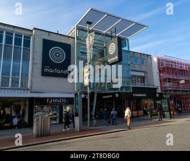 Shopper in der Straße vor dem Marlands Shopping Centre, eröffnet 1991., Southampton, Hampshire, England, UK Stockfoto