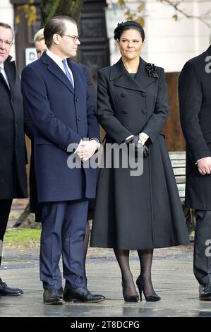 Kronprinzessin Victoria von Schweden und Prinz Daniel von Schweden bei der Kranzniederlegung zum Volkstrauertag in der Zentralen Gedenkstaette neue Wache der Bundesrepublik Deutschland in Berlin/19112023 *** Kronprinzessin Victoria von Schweden und Prinz Daniel von Schweden bei der Kranzniederlegung zum Gedenktag an der Neuen Wache Gedenkstätte Bundesrepublik Deutschland in Berlin 19112023 Credit: Imago/Alamy Live News Stockfoto