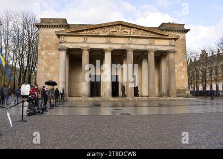 Kranzniederlegung zum Volkstrauertag in der Zentralen Gedenkstaette neue Wache der Bundesrepublik Deutschland in Berlin/19112023 *** Kranzniederlegung am Gedenktag an der Gedenkstätte neue Wache der Bundesrepublik Deutschland in Berlin 19112023 Credit: Imago/Alamy Live News Stockfoto