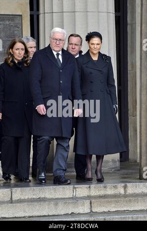 Kronprinzessin Victoria von Schweden und Frank-Walter Steinmeier Bundespraesident bei der Kranzniederlegung zum Volkstrauertag in der Zentralen Gedenkstaette neue Wache der Bundesrepublik Deutschland in Berlin/19112023 *** Kronprinzessin Victoria von Schweden und Frank Walter Steinmeier Bundespräsident bei der Kranzniederlegung zum Gedenktag an der Neuen Wache Gedenkstätte der Bundesrepublik Deutschland Bundesrepublik Deutschland in Berlin 19112023 Credit: Imago/Alamy Live News Stockfoto