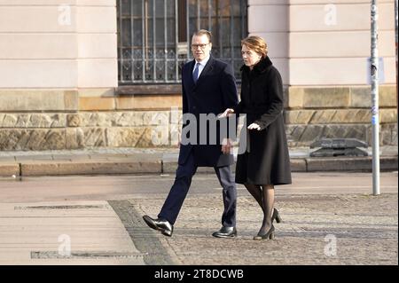 Prinz Daniel von Schweden und Elke Büdenbender bei der Kranzniederlegung zum Volkstrauertag in der Zentralen Gedenkstaette neue Wache der Bundesrepublik Deutschland in Berlin/19112023 *** Prinz Daniel von Schweden und Elke Büdenbender bei der Kranzniederlegung zum Gedenktag an der Gedenkstätte neue Wache der Bundesrepublik Deutschland in Berlin Berlin 19112023 Credit: Imago/Alamy Live News Stockfoto