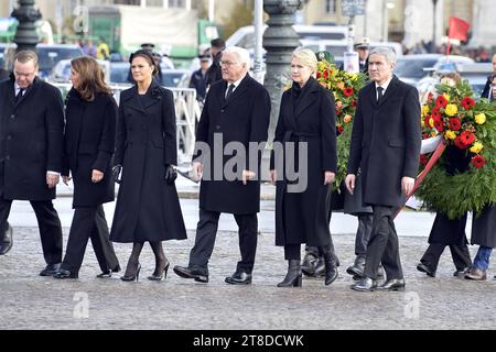 Kronprinzessin Victoria von Schweden und Frank-Walter Steinmeier Bundespraesident bei der Kranzniederlegung zum Volkstrauertag in der Zentralen Gedenkstaette neue Wache der Bundesrepublik Deutschland in Berlin/19112023 *** Kronprinzessin Victoria von Schweden und Frank Walter Steinmeier Bundespräsident bei der Kranzniederlegung zum Gedenktag an der Neuen Wache Gedenkstätte der Bundesrepublik Deutschland Bundesrepublik Deutschland in Berlin 19112023 Credit: Imago/Alamy Live News Stockfoto