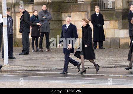 Prinz Daniel von Schweden und Elke Büdenbender bei der Kranzniederlegung zum Volkstrauertag in der Zentralen Gedenkstaette neue Wache der Bundesrepublik Deutschland in Berlin/19112023 *** Prinz Daniel von Schweden und Elke Büdenbender bei der Kranzniederlegung zum Gedenktag an der Gedenkstätte neue Wache der Bundesrepublik Deutschland in Berlin Berlin 19112023 Credit: Imago/Alamy Live News Stockfoto