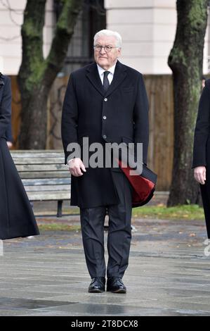 Frank-Walter Steinmeier Bundespraesident bei der Kranzniederlegung zum Volkstrauertag in der Zentralen Gedenkstaette neue Wache der Bundesrepublik Deutschland in Berlin/19112023 *** Frank Walter Steinmeier Bundespräsident bei der Kranzniederlegung am Gedenktag an der Gedenkstätte neue Wache der Bundesrepublik Deutschland in Berlin 19112023 Credit: Imago/Alamy Live News Stockfoto