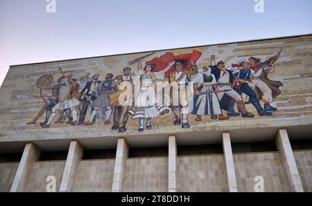 Panorama des Mosaiks „der Albaner“ über dem Eingang des Nationalmuseums für Geschichte, Muzeu Historik Kombëtar, in Tirana, Albanien 19. Juli 2023. Stockfoto