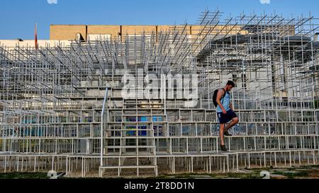 Ein Besucher der Kunstinstallation Cloud of Sou Fujimoto vor der National Gallery of Arts in Tirana, Albanien, 19. Juli 2023. Fotos von Tim Chon Stockfoto