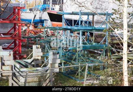 Stützen für Boote auf dem Trockenland - dies ist eine Winterlagerung für Boote in den Niederlanden Stockfoto