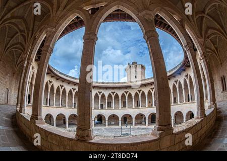 Innenhof der kreisförmigen gotischen Burg Bellver (Castillo de Bellver), die 1300-1311 vom Architekten Pere Salvà für König Jakob II. Von Aragon und Majo erbaut wurde Stockfoto