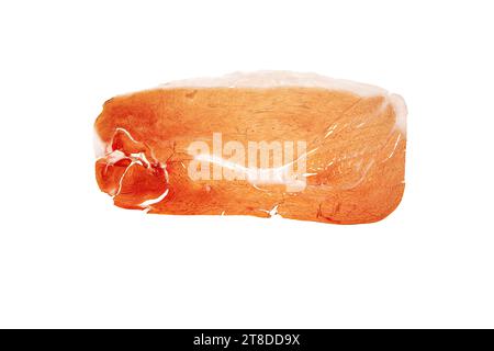 Dünne Scheibe des spanischen Marmelons serrano isoliert auf weißem Hintergrund. Schinkenscheibe. Trocken gepökelte, ungekochte Schweinekeule. Konserviertes Fleisch. Stockfoto