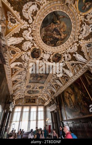 Sala delle Quattro Porte (Halle der vier Türen) im Dogenpalast in Venedig in der Region Veneto in Norditalien. Das ist der erste Raum der V Stockfoto