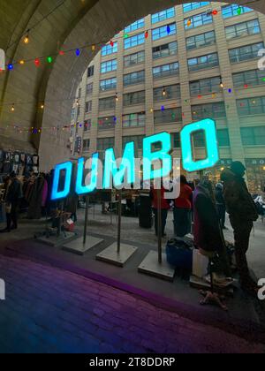 New York, Usa. November 2023. Dumbo-Schild in Brooklyn in New York City. Quelle: SOPA Images Limited/Alamy Live News Stockfoto