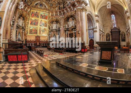 VALENCIA, SPANIEN - 28. MÄRZ 2022: Innere der Kathedrale von Valencia, Marienkathedrale, römisch-katholische Kirche im valencianischen gotischen Stil Stockfoto