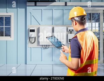 Asiatischer Ingenieur oder Techniker Installation und Wartung des Home EV Ladegeräts Stockfoto