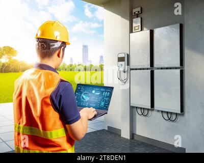 Asiatischer Ingenieur oder Techniker Installation und Wartung des Home EV Ladegeräts Stockfoto