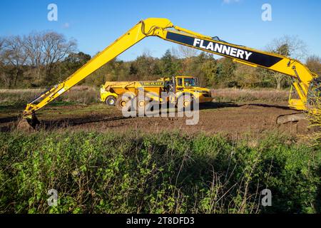 Erdbewegungsmaschinen und -Fahrzeuge , Flannery and Tru Plant, Shottisham, Suffolk, England, Großbritannien Stockfoto