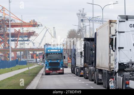 Lkw warten in der Schlange zum Gdynia Container Terminal in Gdynia, Polen © Wojciech Strozyk / Alamy Stock Photo Stockfoto