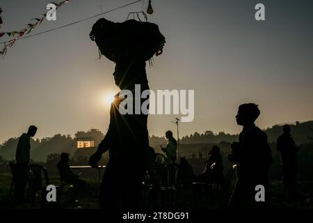 Kathmandu, Nepal. November 2023. Ein nepalesischer Hindu-Anhänger trägt einen Korb, während er sich darauf vorbereitet, vom Bagmati-Fluss nach Hause zurückzukehren, nachdem er während des Chhath-Festivals der aufgehenden Sonne am Ufer des heiligen Bagmati-Flusses geopfert hat. Während des Chhath, einem alten hinduistischen Festival, werden Rituale durchgeführt, um dem Sonnengott für das Leben auf der Erde zu danken. Chhath Puja ist ein hinduistisches Festival, bei dem Gläubige zum Sonnengott beten und Prasad und besondere Köstlichkeiten bei Sonnenuntergang und vor Sonnenaufgang anbieten. Sie beenden ihr Fasten mit 'Prasad' und besonderen Köstlichkeiten.? Quelle: SOPA Images Limited/Alamy Live News Stockfoto