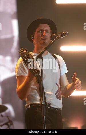 Mexiko-Stadt, Mexiko. November 2023. 19. November 2023, Mexiko-Stadt: Jeremiah Fraites Mitglied der Lumineers-Band tritt am dritten Tag des Corona Capital 2023 Music Festivals im Autodromo Hermanos Rodriguez auf. Am 19. November 2023 in Mexiko-Stadt. (Foto: Essene Hernandez/ Eyepix Group) (Foto: Eyepix/NurPhoto) Credit: NurPhoto SRL/Alamy Live News Stockfoto