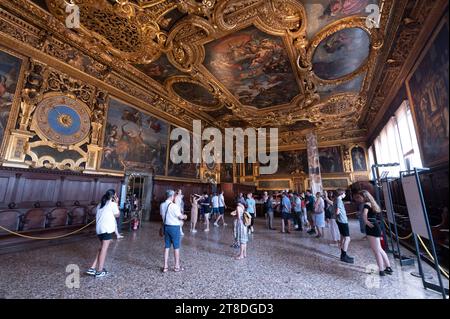 Die goldvergoldete Decke wurde 1581 von Cristoforo Sorte geschnitzt und fertiggestellt. Im Senatssaal Sala del Senato im Dogenpalast in Venedig Stockfoto