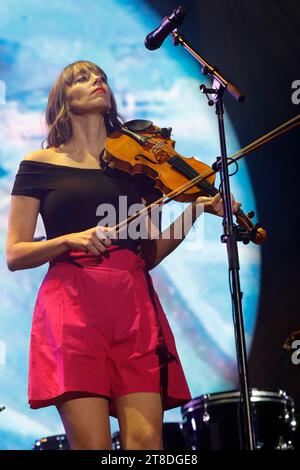 Mexiko-Stadt, Mexiko. November 2023. 19. November 2023, Mexiko-Stadt: Neyla Pekarek Mitglied der Lumineers Band tritt am dritten Tag des Corona Capital 2023 Music Festivals im Autodromo Hermanos Rodriguez auf. Am 19. November 2023 in Mexiko-Stadt. (Foto: Essene Hernandez/ Eyepix Group) (Foto: Eyepix/NurPhoto) Credit: NurPhoto SRL/Alamy Live News Stockfoto