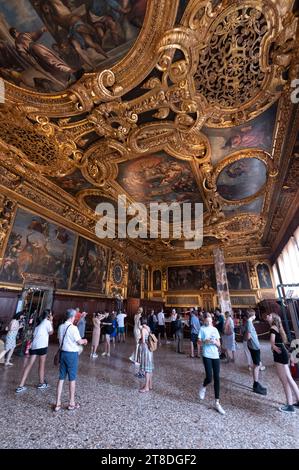 Die goldvergoldete Decke wurde 1581 von Cristoforo Sorte geschnitzt und fertiggestellt. Im Senatssaal Sala del Senato im Dogenpalast in Venedig Stockfoto
