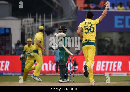 Nicht exklusiv: 16. Oktober 2023, Kalkutta, Indien: Mitchell Starc aus Australien feiert während des Halbfinalspiels zwischen Australien und Südafrika Stockfoto