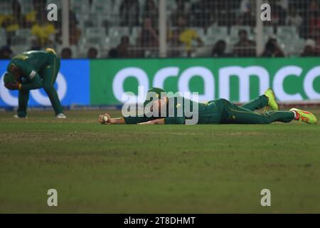 Nicht exklusiv: 16. Oktober 2023, Kalkutta, Indien: Mitchell Starc aus Australien feiert während des Halbfinalspiels zwischen Australien und Südafrika Stockfoto