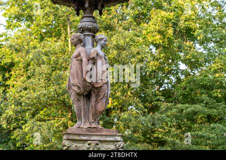 Skulpturen des Brunnen Fontaine Les Trois Grâces im Park Parc Saint-Pierre in Calais, Frankreich | Skulptur des Brunnens der drei Gnaden Fon Stockfoto