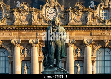 Statue von Joseph Marie Charles oder Jacquard und das Theater von Calais, Frankreich | Joseph Marie Charles oder Jacquard Statue und das Theater in ca. Stockfoto