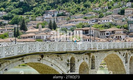 Menschen gehen über die Gorica-Brücke über den Fluss Osum in Berat, Albanien, 20. Juli 2023. Fotos von Tim Chong Stockfoto