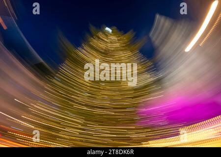 20.11.2023, Hauptstadt Wien Österreich erstrahlt im vorweihnachtlichem Glanz, Impressionen vom Weihnachtsmarkt am bunt beleuchteten Stephansdom. Wischaufnahme. 20.11.2023, Wien in der Vorweihnachtszeit 20.11.2023, Wien in der Vorweihnachtszeit *** 20 11 2023, Hauptstadt Wien Österreich erstrahlt in vorweihnachtlicher Pracht, Impressionen des Weihnachtsmarktes an der bunt beleuchteten St. Stephansdom Wipe-Clean Foto 20 11 2023, Wien in der Vorweihnachtszeit 20 11 2023, Wien in der Vorweihnachtszeit Credit: Imago/Alamy Live News Stockfoto