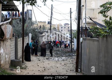 Rafah, Palästinensische Gebiete. November 2023. Die Palästinenser sammeln ihre Habseligkeiten nach dem israelischen Bombardement während der anhaltenden Kämpfe zwischen Israel und der militanten palästinensischen Gruppe Hamas. Abed Rahim Khatib/dpa/Alamy Live News Stockfoto