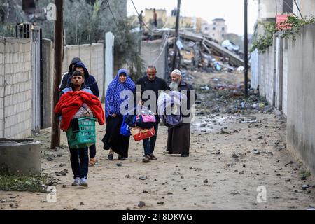 Rafah, Palästinensische Gebiete. November 2023. Die Palästinenser sammeln ihre Habseligkeiten nach dem israelischen Bombardement während der anhaltenden Kämpfe zwischen Israel und der militanten palästinensischen Gruppe Hamas. Abed Rahim Khatib/dpa/Alamy Live News Stockfoto