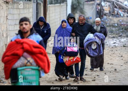 Rafah, Palästinensische Gebiete. November 2023. Die Palästinenser sammeln ihre Habseligkeiten nach dem israelischen Bombardement während der anhaltenden Kämpfe zwischen Israel und der militanten palästinensischen Gruppe Hamas. Abed Rahim Khatib/dpa/Alamy Live News Stockfoto