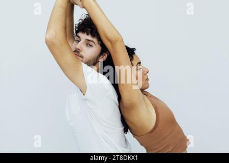 Eine Frau und ein Mann machen Yoga-Dehnübungen im Fitnessstudio Stockfoto