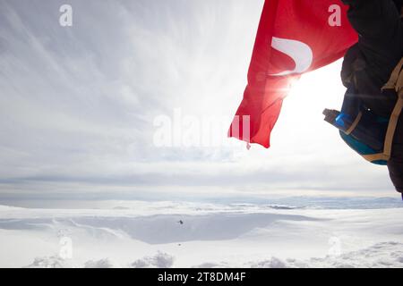 Die türkische Flagge winkt auf dem Gipfel des Berges Stockfoto