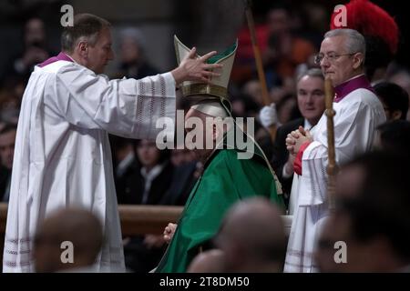 Vatikanstadt, Vatikan, 19. November 2023. Papst Franziskus führt eine Messe für die Armen anlässlich des VII. Welttags der Armen in St. Petersdom im Vatikan. v Stockfoto