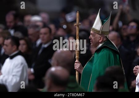 Vatikanstadt, Vatikan, 19. November 2023. Papst Franziskus führt eine Messe für die Armen anlässlich des VII. Welttags der Armen in St. Petersdom im Vatikan. v Stockfoto