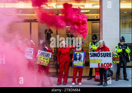 London, Großbritannien. November 2023. Protest vor Sinosure, der chinesischen Exportkreditagentur, um sie aufzufordern, die Versicherung der ostafrikanischen Rohölpipeline (EACOP) auszuschließen. Dies ist eine solidarische Aktion mit Klimagruppen auf der ganzen Welt, aber vor allem in Uganda und Tansania. Es gab bereits 27 Banken und 23 Versicherer, die die Finanzierung der Pipeline ausgeschlossen haben. Guy Bell/Alamy Live News Stockfoto