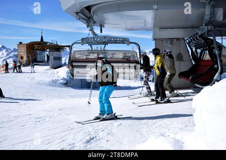 KAPRUN, ÖSTERREICH - 6. MÄRZ 2012: Unidentifizierte Skifahrer fahren mit einem Skilift in Zell am See hinauf und genießen die letzte Skiwoche der Saison in der Austr Stockfoto