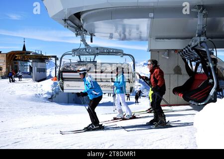 KAPRUN, ÖSTERREICH - 6. MÄRZ 2012: Unidentifizierte Skifahrer fahren mit einem Skilift in Zell am See hinauf und genießen die letzte Skiwoche der Saison in der Austr Stockfoto