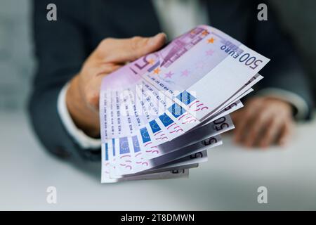 500-Euro-Banknoten von Hand ausgeben. bankkredite, Verbraucherkredite und Schnellkredite Stockfoto