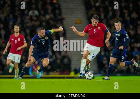 Glasgow, Schottland 20231119.Sander Berge zwischen dem schottischen John McGinn (links) und Callum McGregor während des Qualifikationsspiels der Europameisterschaft zwischen Schottland und Norwegen im Hampden Park. Foto: Fredrik Varfjell / NTB Stockfoto