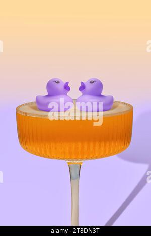 Zwei kleine Enten in einem Sektglas - charmante Ergänzung zu wunderbaren Hochzeitstoasts oder Geburtstagsgeschenken Stockfoto