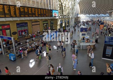 Leute in der Haupthalle warten auf Züge am Bahnhof Kings Cross, London August 2023 Stockfoto