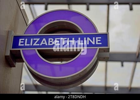 Schild Elizabeth Line TFL Roundel am Eingang zur Elizabeth Line an der Paddington Station, London Stockfoto