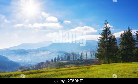 Berglandschaft der karpaten im Herbst. Grüne, bewaldete Hügel, die in das trübe ländliche Tal hinabrutschen. Wunderschöne Landschaft auf einem sonnigen Vorfeld Stockfoto