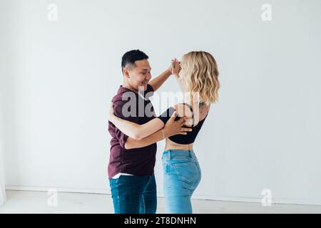 Tanzendes Paar in Bewegung in Bachata-Tanzstudio-Paar-Tanz-Kizomba-Salsa-Latina Stockfoto