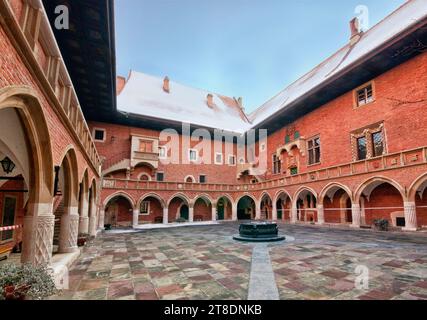 Arkadenhof im mittelalterlichen Collegium Maius der Jagiellonen-Universität im Winter in Krakau, Polen Stockfoto